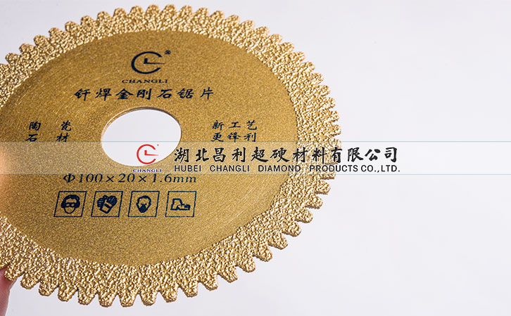 這方法有利于防止金剛石鋸片的偏差，從而提高石材加工質(zhì)量